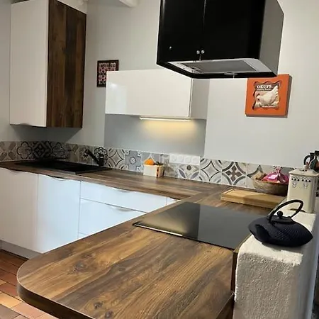 Maison De Pecheur Au Pied De La