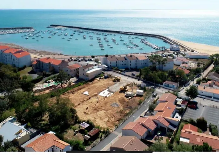 Maison De Pecheur Au Pied De La