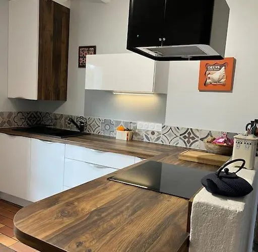 Maison De Pecheur Au Pied De La